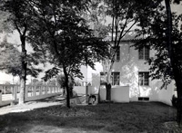 Villaggio della Rivoluzione, cortile giardino di una villetta (Archivio fotografico Acer)