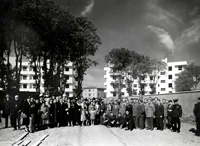 Il federale con il podest e gli associati visitano il Villaggio (Archivio fotografico Acer)