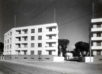 L'accesso al Villaggio tra i due edifici in linea della tipologia a due corpi scale (Archivio fotografico Acer)