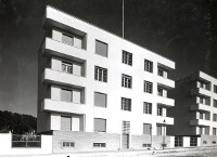 Uno degli edifici in linea della tipologia con un solo corpo scale (Archivio fotografico Acer)
