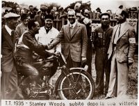 1935, prima vittoria della casa di Mandello del Lario al Tourist Trophy, in Inghilterra. (Archivio MotoGuzzi).