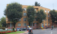 Uno degli edifici semi intensivi ai margini del Villaggio oggi (prospettiva dalla Rotonda Fulvio Bernardini, giugno 2014)